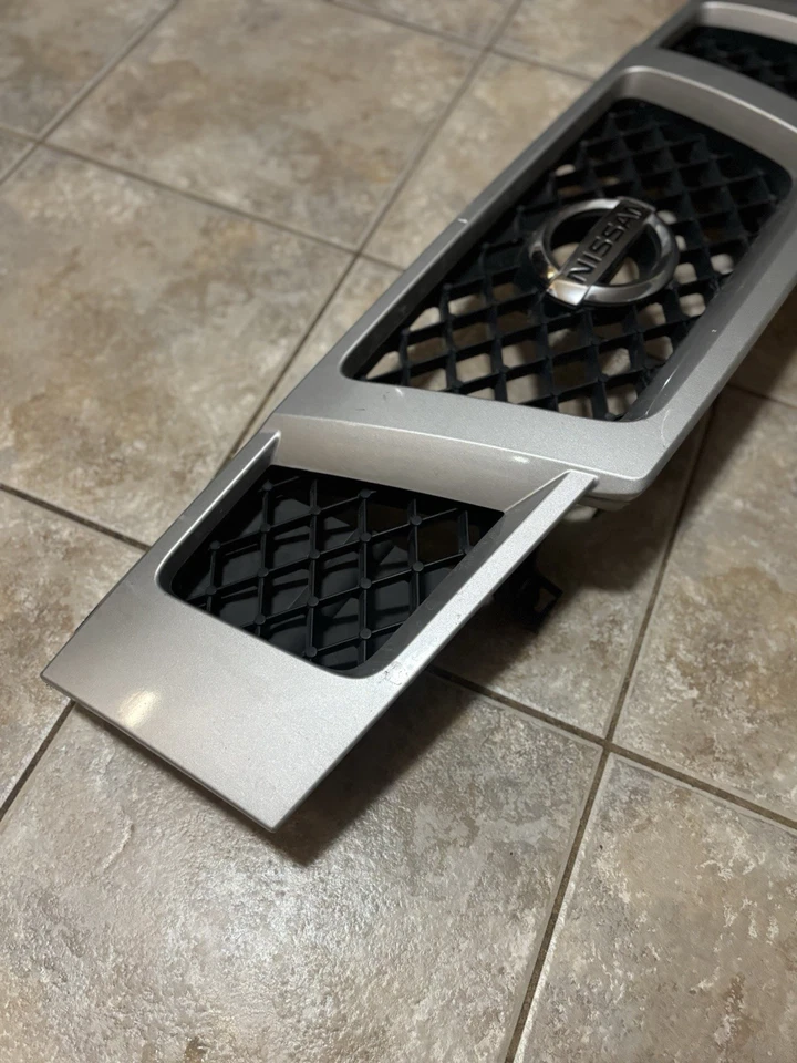 Nissan Armada 2008-2015 parrilla delantera superior cromada con emblema Foto 2 de 4