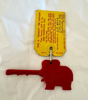 San Francisco Zoo Red Plastic Elephant Keychain w/ Original Tag Detachable