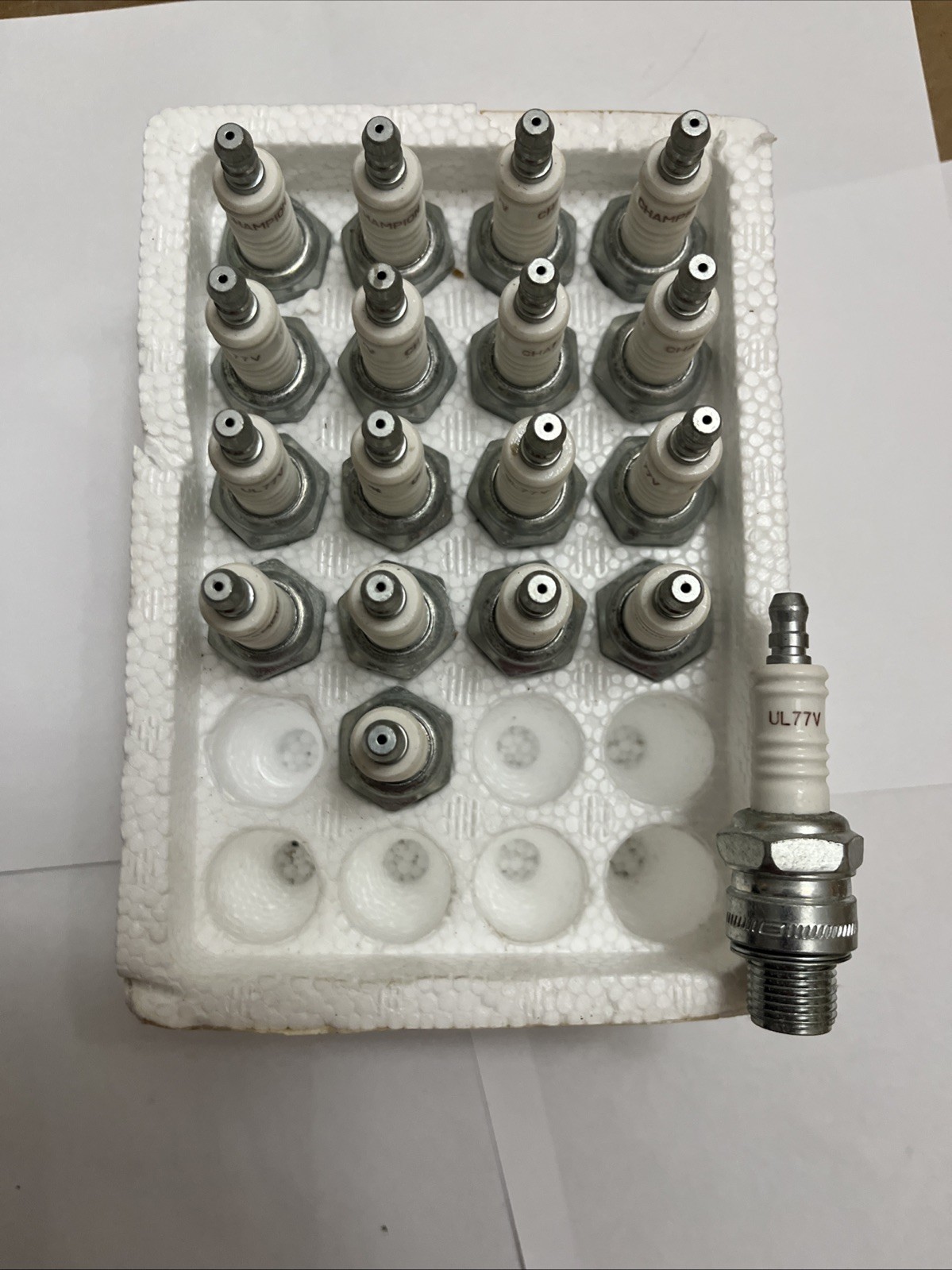 Champion 831s UL77V Copper Plus  Spark Plugs Pack of 18 BUY IT NOW OR BEST OFFER