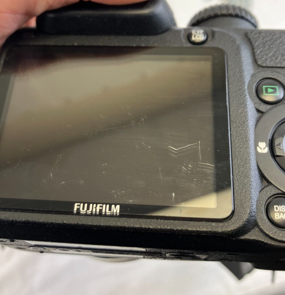 Fujifilm - Finepix S2000HD Noir + piles + Carte mémoire SD 2 Go Ultra