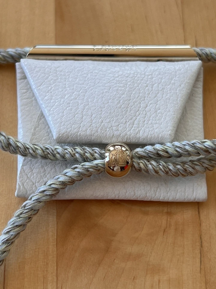 Collar sobre de cuero blanco Lanvin chapado en oro sello de latón ajustable Foto 4 de 4