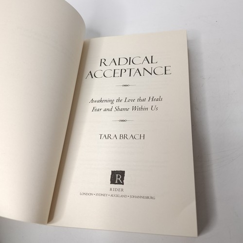 Radical Acceptance Tara Brach Paperback Book Awakening the Love that Heals Fear - Picture 6 of 11