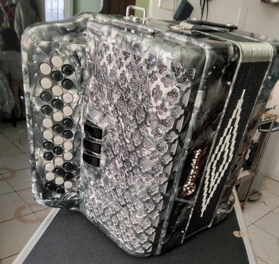 34 Key Accordion Silver Accordeon de 34 Botones con DVD de Chalino Sanchez