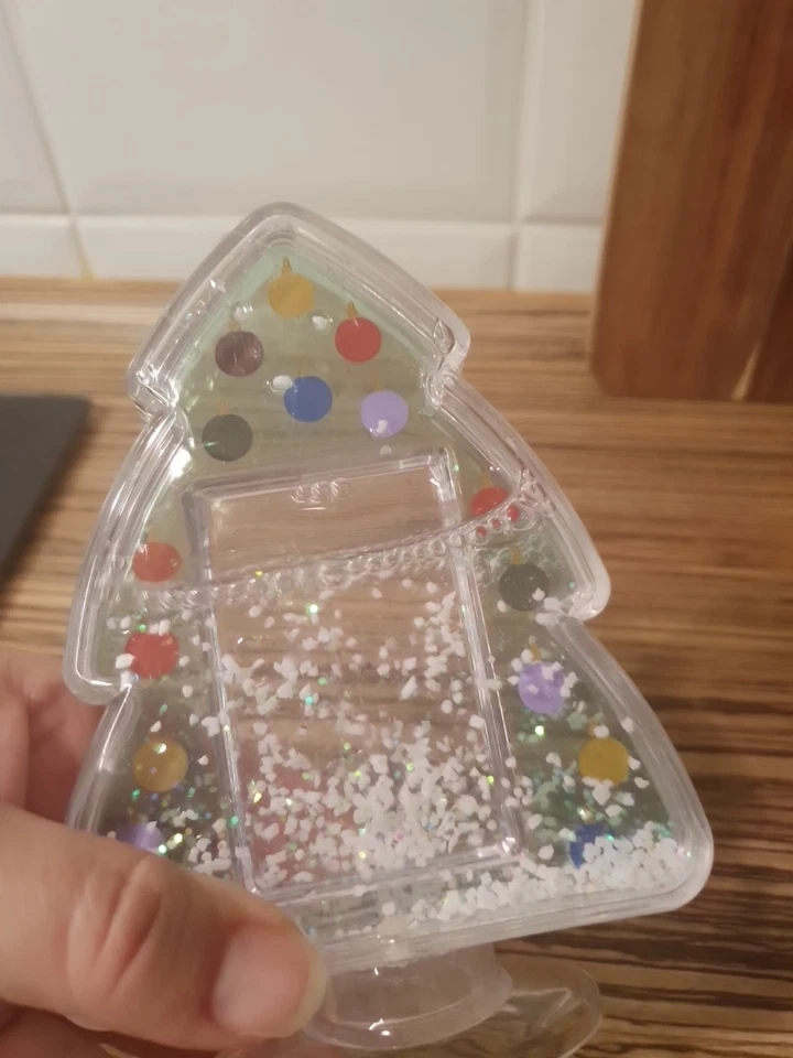 Foto Schneekugel in Form eines Weihnachtsbaums ( mit Macken siehe Beschreibung) - Bild 3 von 4