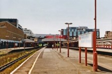 PHOTO WIMBLEDON RAILWAY STATION LONDON SW19 1996 VIEW SW ON PLATFORMS 7/8 TOWAR