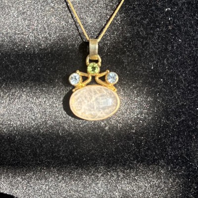 Dies ist eine Sterling Silber Vermeil Anhänger Halskette mit Mondstein
