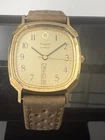 RARE Vintage TIMEX Q TV Case Watch Vertical Day Date @6 Gold Tone Runs New Strap