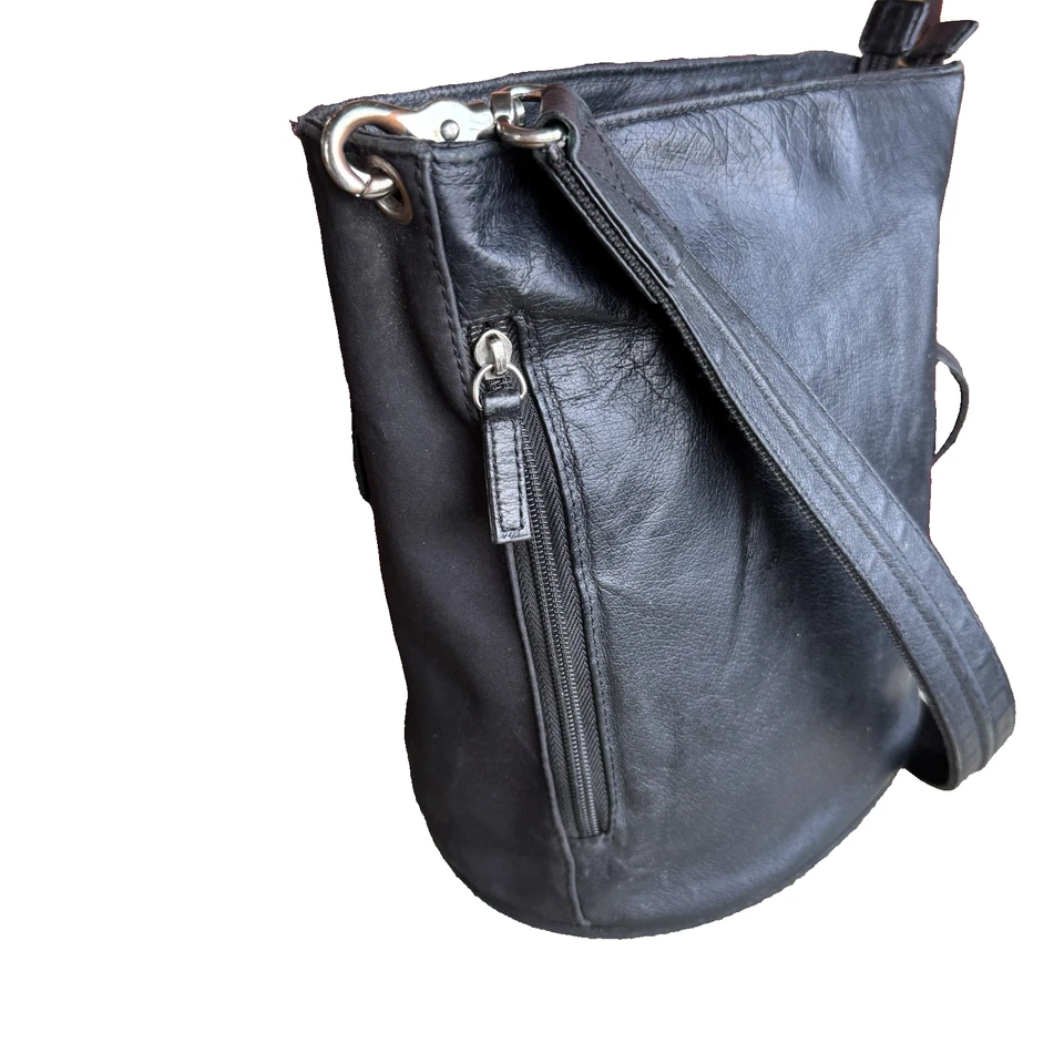 Bolsa tiracolo Gun Tote’n Mamas Conceal Carry preta alça de ombro - Imagem 2 de 4