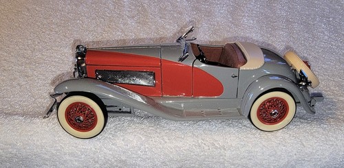 Danbury Mint 1935 Duesenberg SSJ Convertible Red & Grey 1/32 Diecast Model - Picture 20 of 24