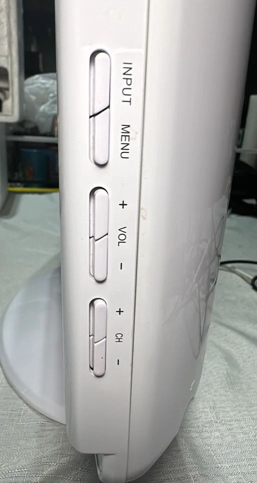 Insignia NS-LCD19W-09 19" 720P HDMI TFT-LCD RGB TV (Blanco) con Mando Retro-Gamer Foto 4 de 4