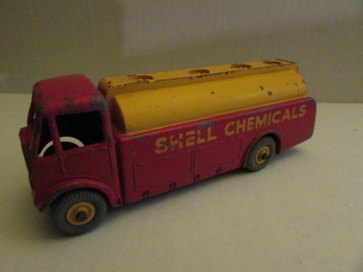 DINKY TOYS GB n° 991 AEC pétrolier SHELL Chemicals camion citerne