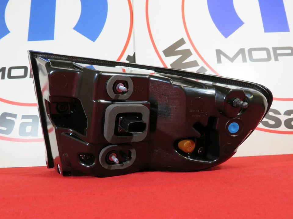 Lámpara trasera lateral derecha Dodge Charger NUEVA OEM MOPAR Foto 2 de 4