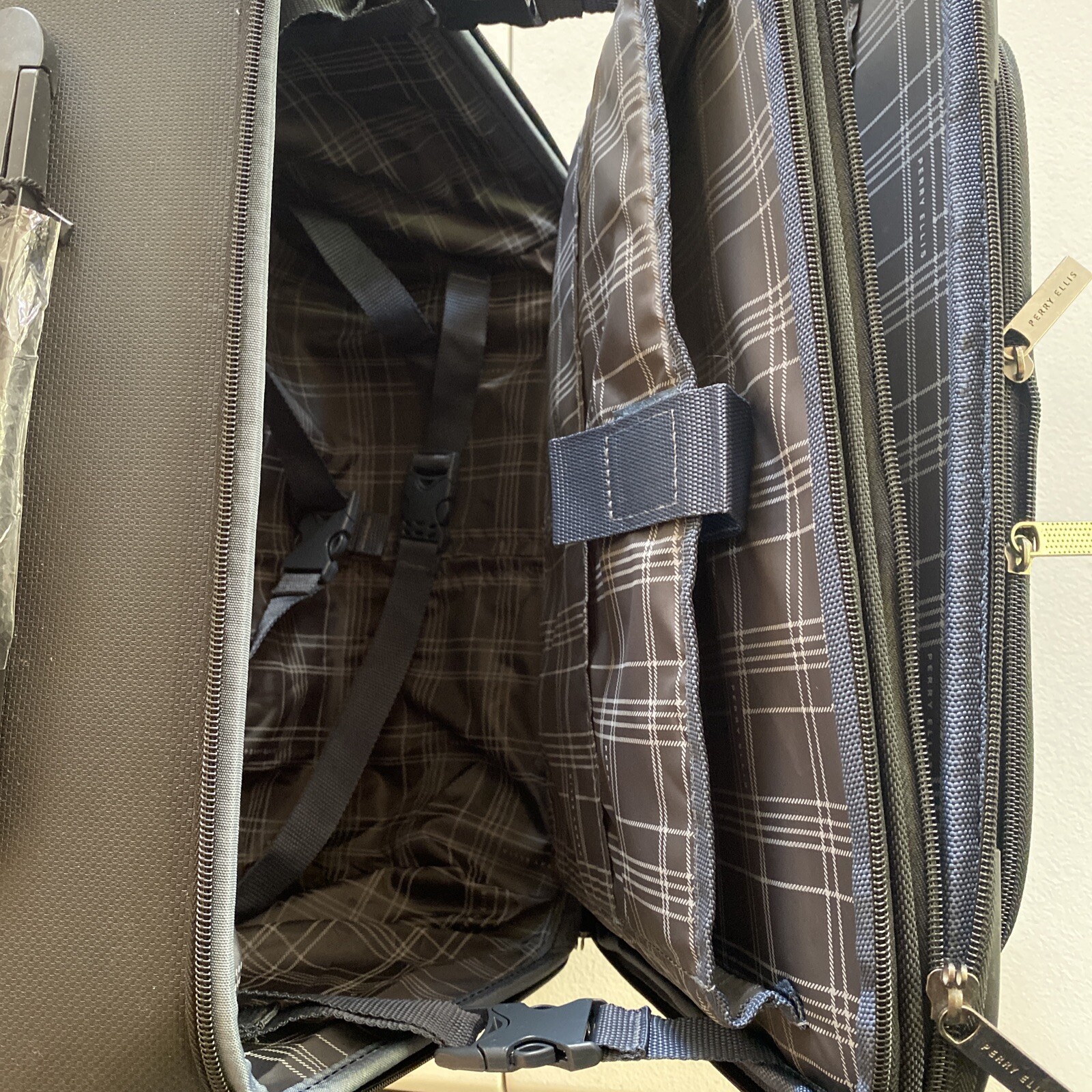 PERRY ELLIS Excess Rolling Tote, Black 👍