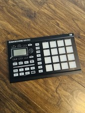 Native Instruments Maschine Mikro Mk3 –USB MIDI Controller Drum Pad with 16 Pads