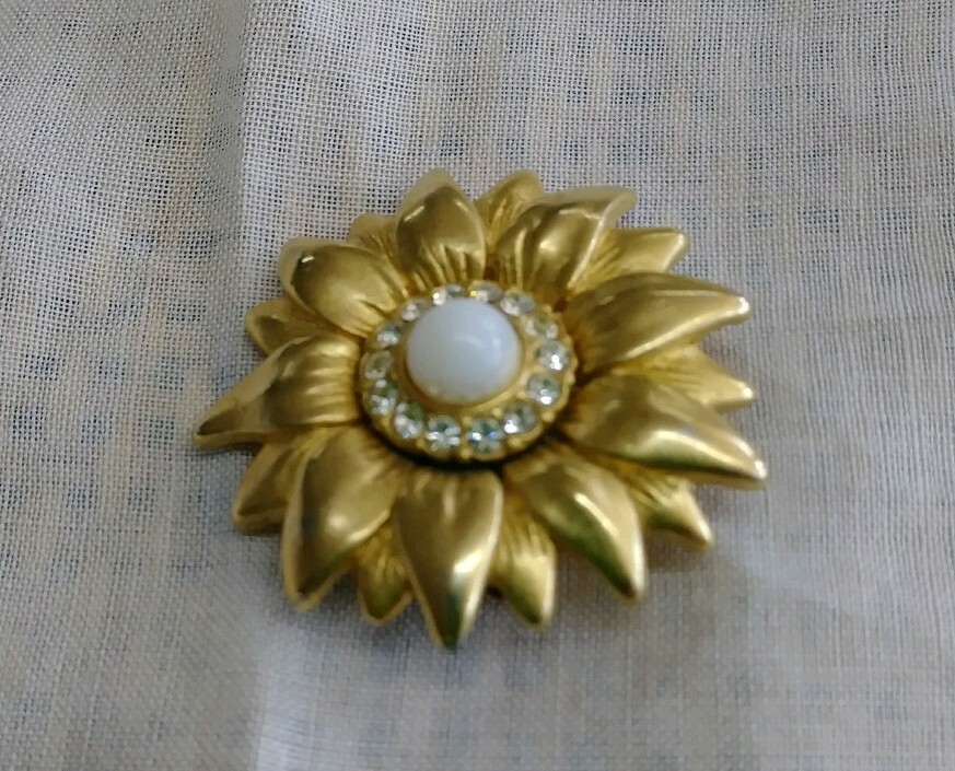 Vintage Swarovski Crystal Brooch gold tone Sunburst Flower faux Pearl  Circle Pin