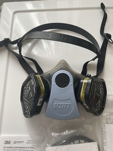 Scott Excel Made In USA S/M Half Face Mask Respirator 7420-402v