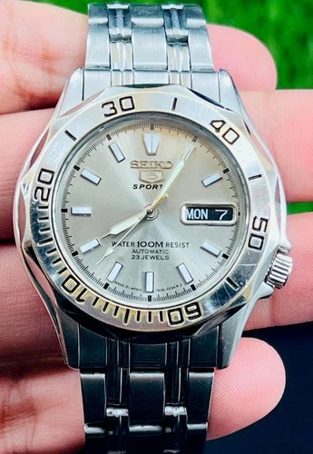 Vintage Of Seiko 5 Sports Style 23 Jewels Men Watch Day Date Japan Made 7S26