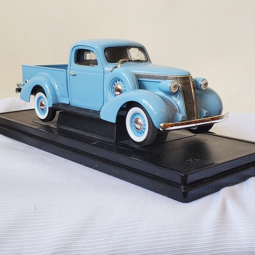 Blue Diecast Model Car Road Signature 1937 Studebaker Coupe Express Pick Up 1:18 - Picture 6 of 14