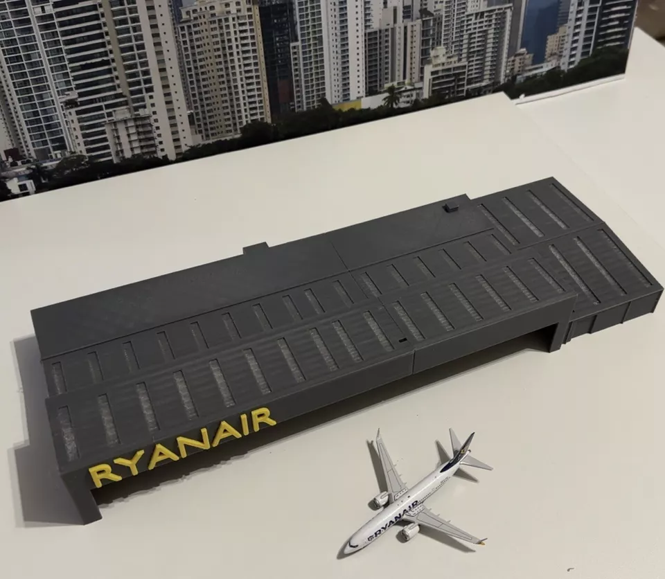 Ryanair Stansted Hangar 1/500 - Image 4 of 4