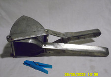 LBC C1/ ANCIEN VINTAGE PRESSE PUREE ECRASE FRUIT LEGUME  MANUEL EN METAL