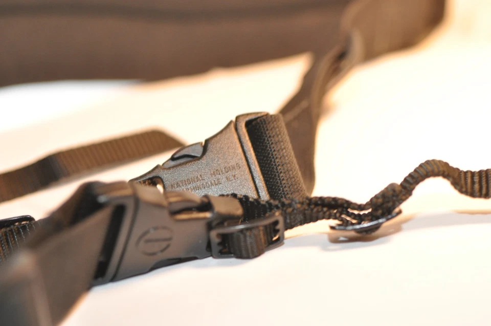 Correa de cámara de hombro Tamrac vintage con almohadilla ancha suave y liberación rápida Foto 3 de 3