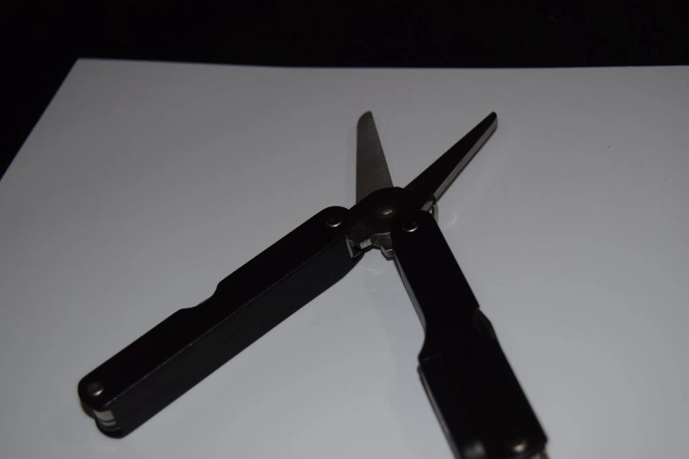 MULTI TOOL/(RED DOT) (7 TOOLS IN ONE)..