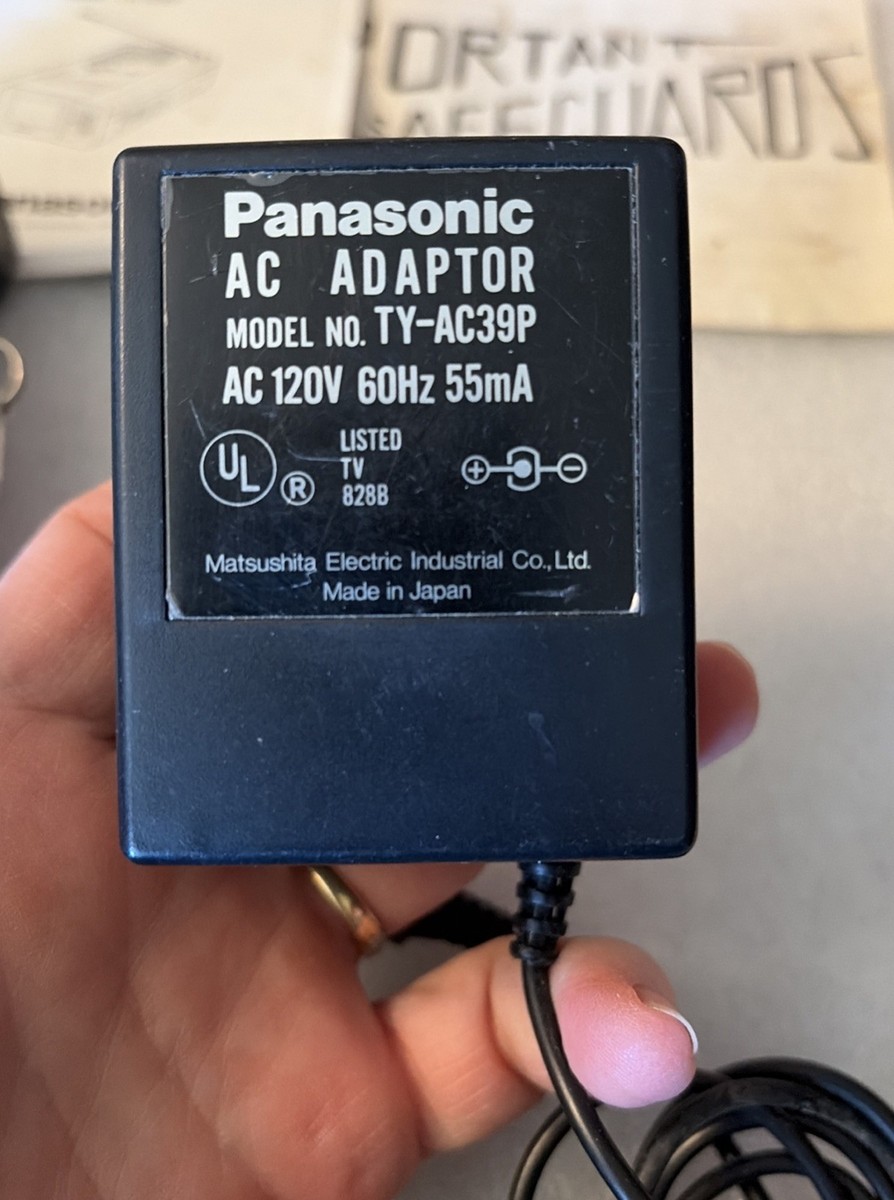 Vintage 1983 Panasonic Travelvision TR-1030P Portable TV AC/DC 4