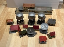 Konvolut 10 Modelleisenbahn Gebäude. H0. Verschiedene Hersteller.