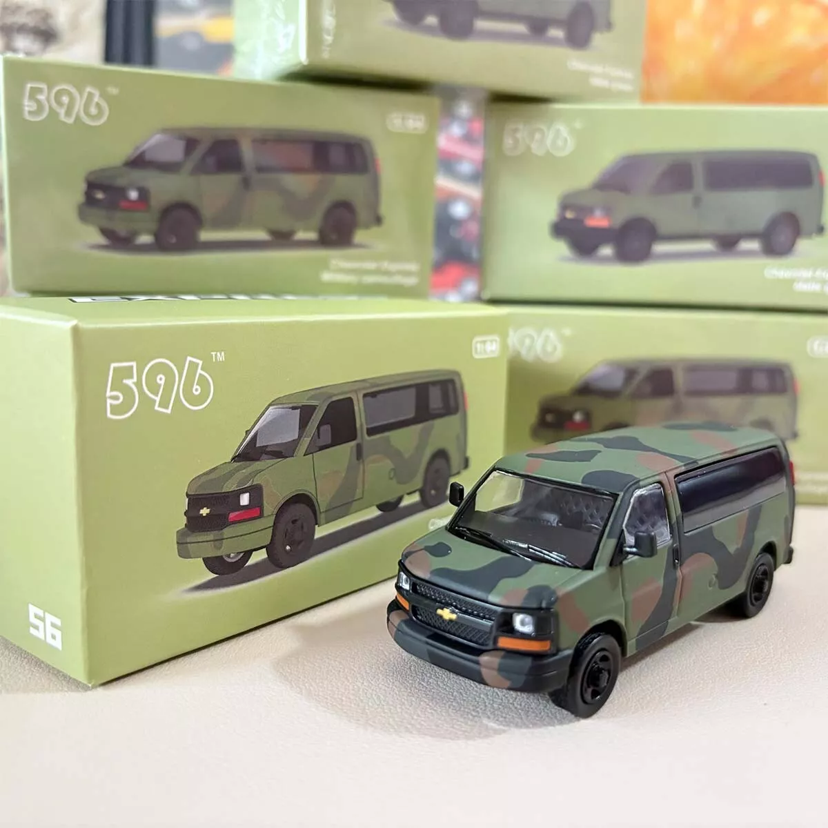 596 Model 1:64 Chevrolet Express Military camouflage Diecast