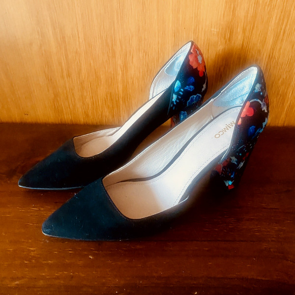 Mimco Black Suede Floral Heels Womens EU 37 AU 7 Pointed Toe Heel Pumps
