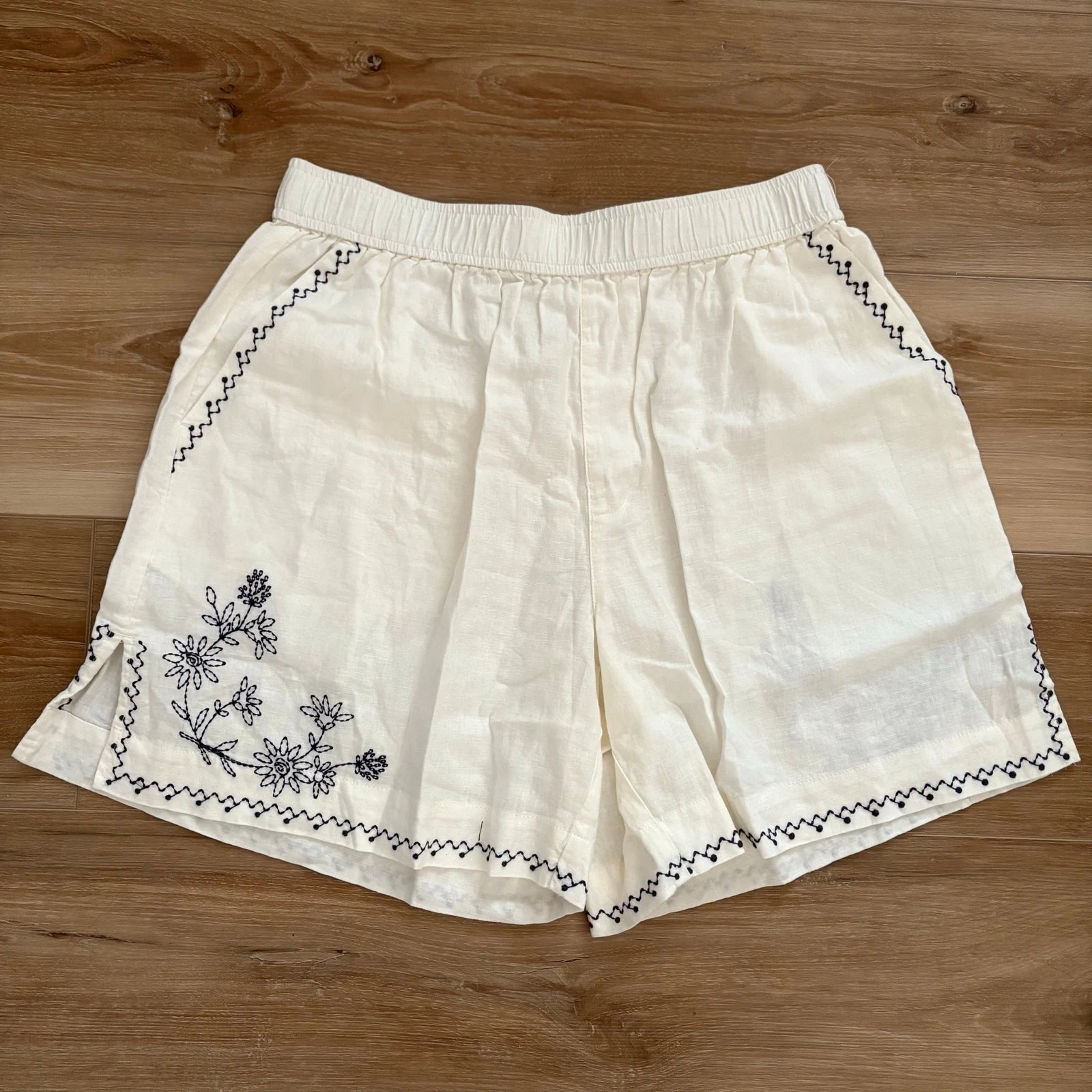 Madewell Embroidered Boxing Shorts in Linen-Blend S
Opens in a new window or tab