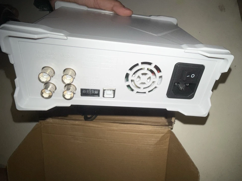 Generador de señal con función de pulso de forma de onda FeelTech FY6900-30M Foto 3 de 4