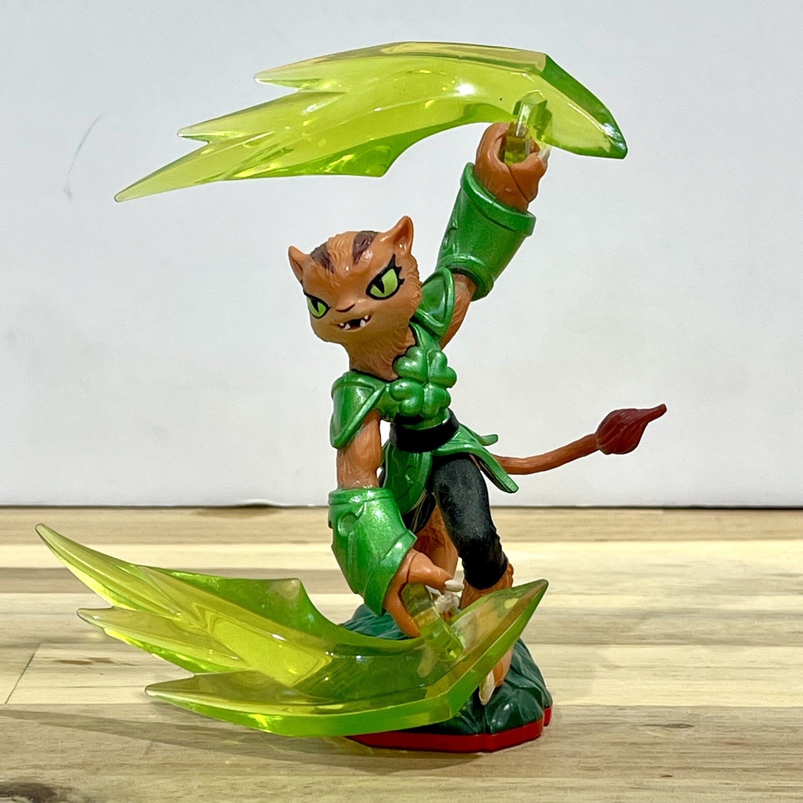 Skylanders Trap Team Trap Master Tuff Luck Game Figure