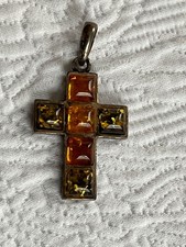 Rzadki srebrny krzyż 925 ze wspaniałym bursztynem butterscotch z Bałtyku