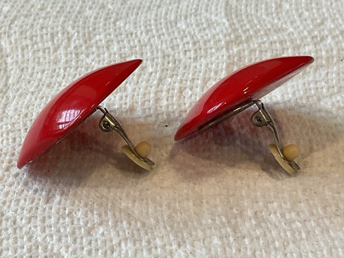 Red Clip Earrings. 1.25” Square Design. VTG. Excellent Condition. - Picture 5 of 5