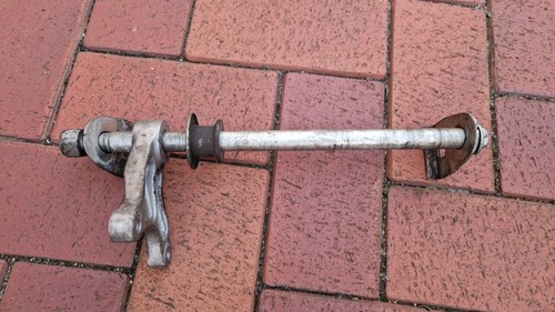 Suzuki GSX750F AK11 Hinerradbolzen Schraube Hinterachse