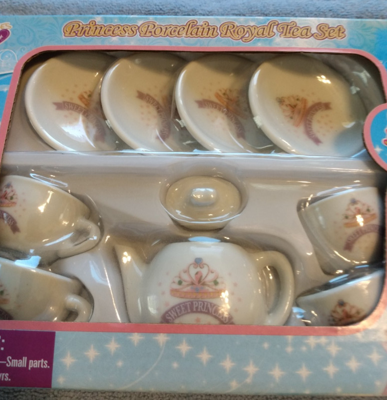 SWEET PRINCESS PORCELAIN 10 PIECE TEA SET. GREAT FOR DRESS UP TEA PARTIES! FUN!