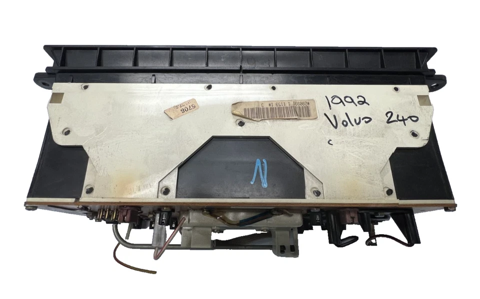 Cuadro de instrumentos con pantalla de velocímetro Volvo 240 1992 negro Foto 3 de 4