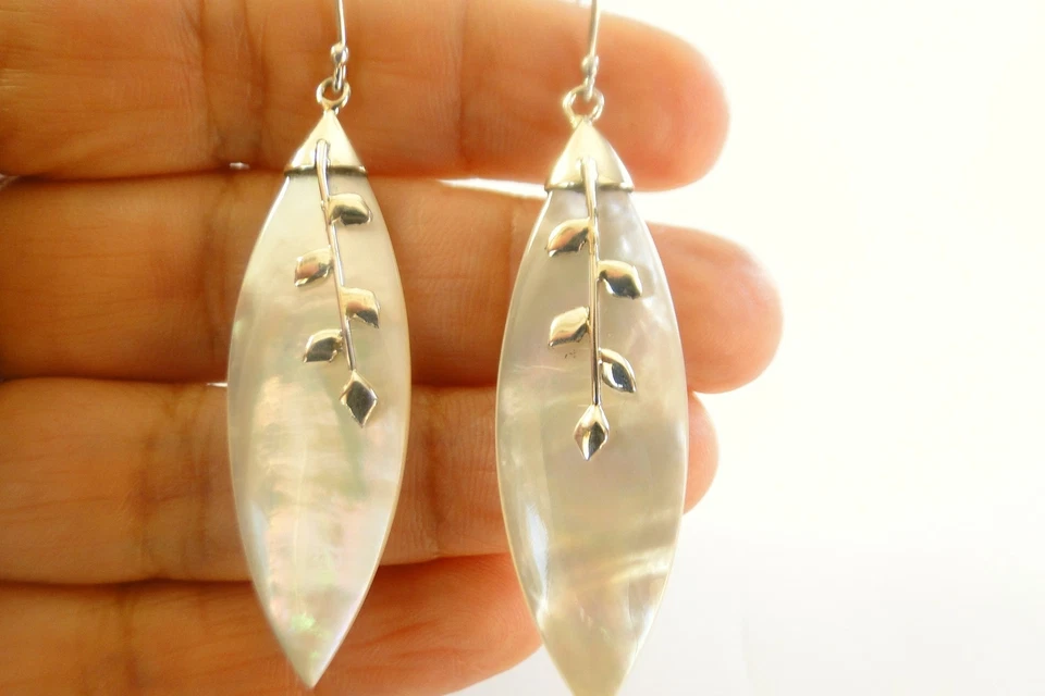 Pendientes colgantes madreperla rama de hojas plata de ley 925 Foto 2 de 3