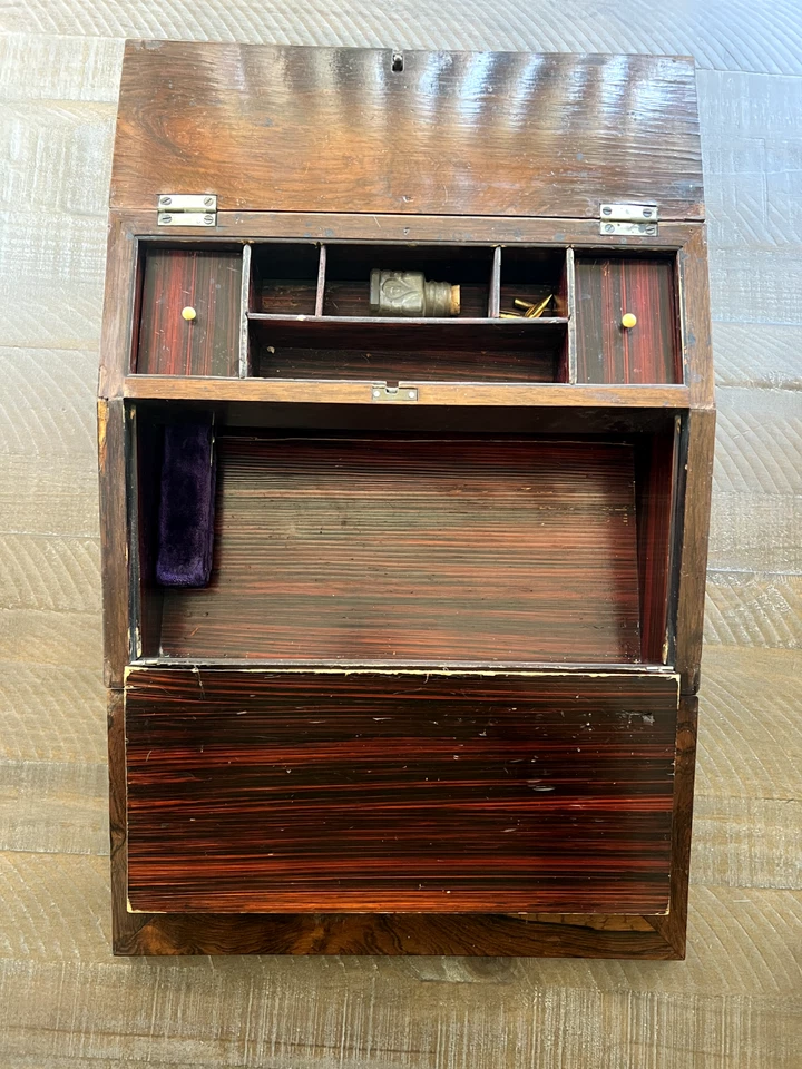 Escritorio de viaje con incrustaciones de palo de rosa y madreperla del siglo XIX con bolígrafos de fieltro Foto 4 de 4