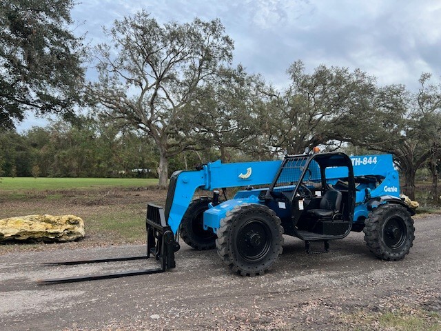 2015 GENIE GTH- 844 TELEHANDLER - SOLID TIRES - 4X4X4 - NO DEF