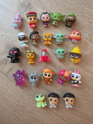 Disney Doorables lot of 23 Figures Small Plastic Big Eyes Pooh, Star Wars, Marie