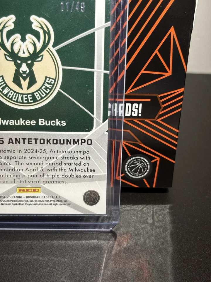 2024-25 PANINI OBSIDIANA INICIALES ATÓMICAS GIANNIS ANTETOKOUNMPO SSP/49 Foto 4 de 4