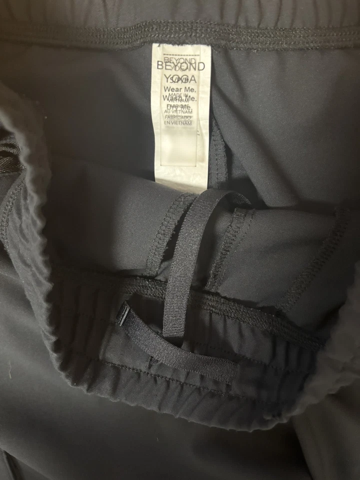 Pantalones cargo Beyond Yoga City Chic pierna ancha negros pequeños usados en excelente estado Foto 2 de 3