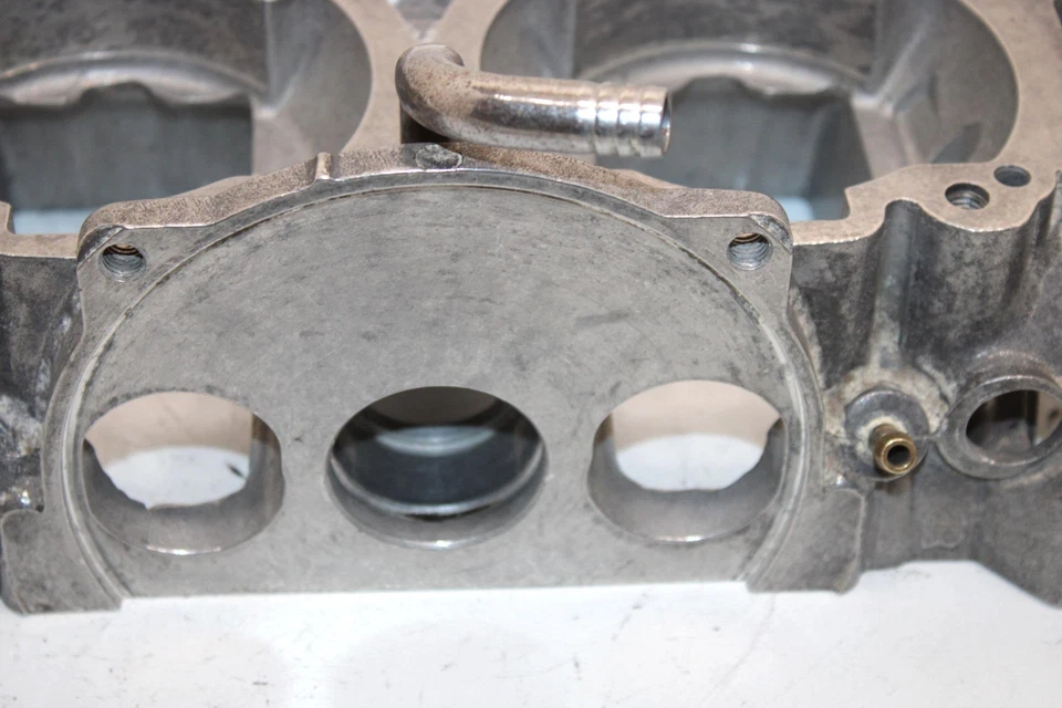 96 Ski-doo Formula Ss 670 OEM cárter superior medio 420887515 SSS Foto 2 de 4