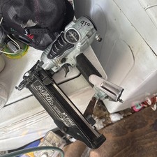 Hitachi 2-1/2" Pneumatic Finish Nailer - NT 65M2 16 Guage, tested Good