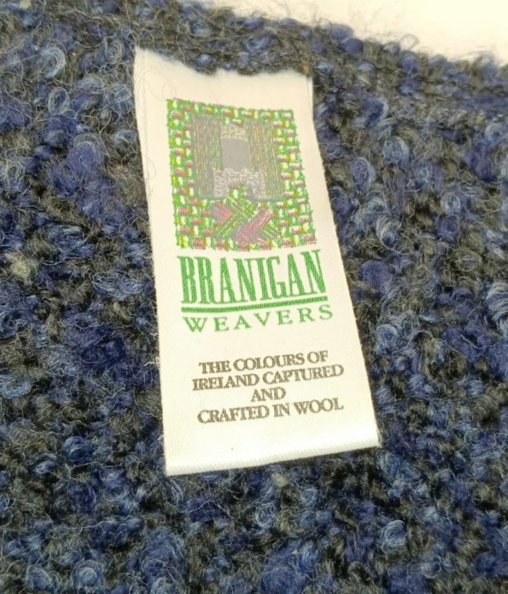 Bufanda de lana para mujer con flecos de Branigan Weavers hecha en Irlanda negra/púrpura Foto 4 de 4