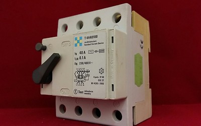 CLIPSAL T4440100 40A 40AMP 100MA VIERPOLIG 4P RCCB RCD SCHALTER 