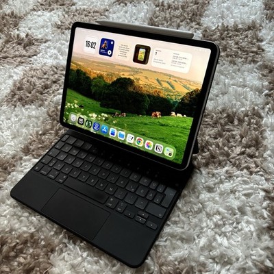 Apple iPad Pro 11 (2021, 128GB, Wi-Fi) + Apple Pencil + Apple Magic Keyboard