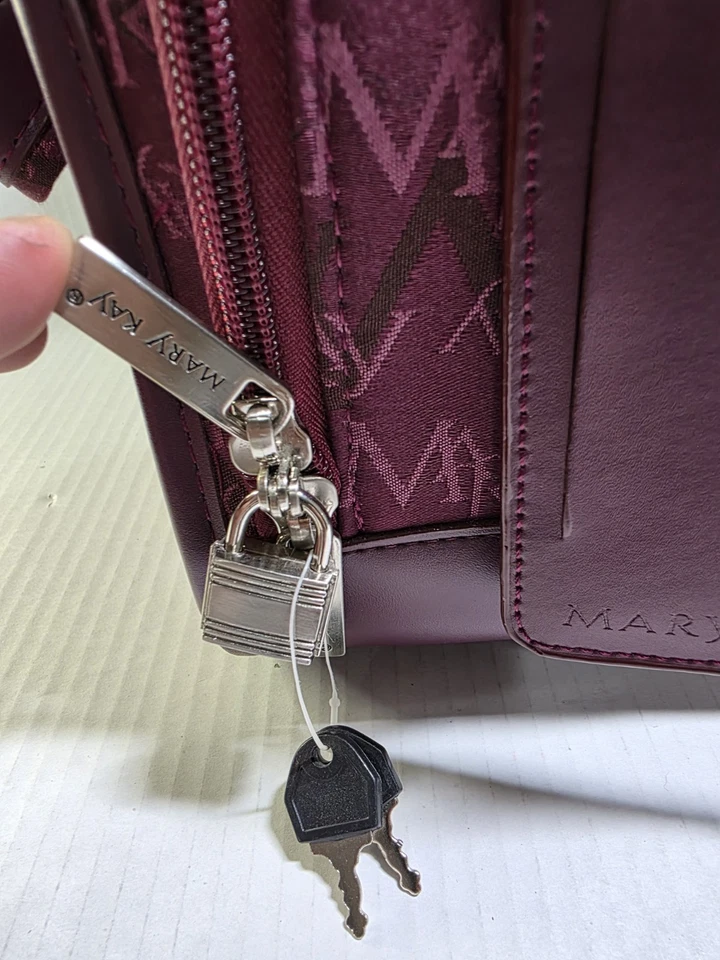 Perchas de viaje con espejo para equipaje de mano Mary Kay con logotipo borgoña Foto 3 de 4
